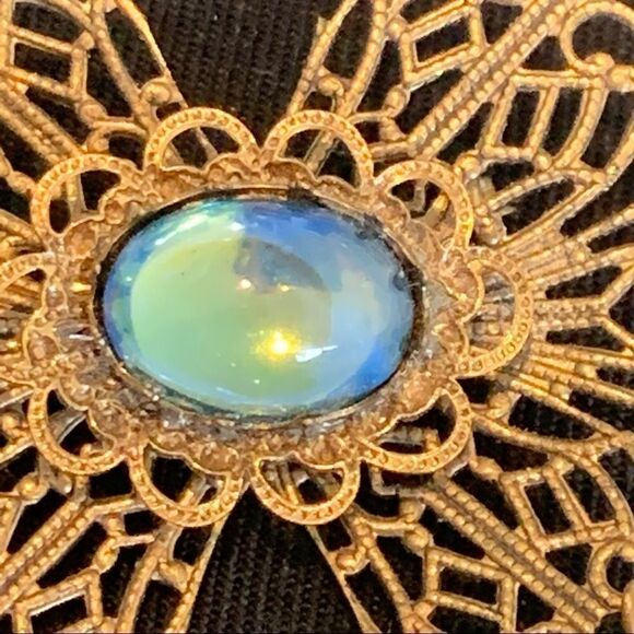 Vintage Victorian Edwardian filagree pin blue opalescent center stone gold wash - Picture 2 of 7
